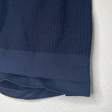 Load image into Gallery viewer, Medium Alo Black Crop Top