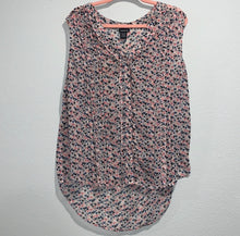 Load image into Gallery viewer, Torrid HEART PRINT RUFFLED BUTTON FRONT TANK TOP