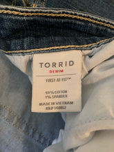 Load image into Gallery viewer, Torrid | BOYFRIEND VINTAGE STRETCH JEANS