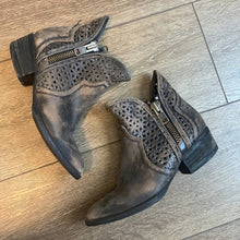 Load image into Gallery viewer, Size 7 Circle G Western BROWN CUT-OUT SHORT Ankle BOOTS