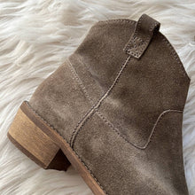 Load image into Gallery viewer, Sz 6.5 Madewell 1937 Barnwood Ankle Suede Leather Boots Booties Olive Green