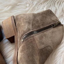 Load image into Gallery viewer, Sz 6.5 Madewell 1937 Barnwood Ankle Suede Leather Boots Booties Olive Green