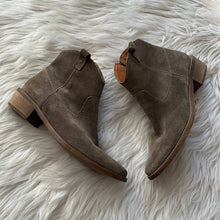 Load image into Gallery viewer, Sz 6.5 Madewell 1937 Barnwood Ankle Suede Leather Boots Booties Olive Green