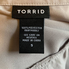 Load image into Gallery viewer, Size 5XL Torrid SHORT SLEEVE GEORGETTE PULLOVER BLOUSE Ash Gray