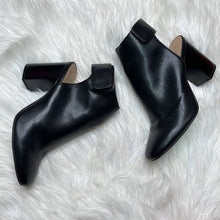 Load image into Gallery viewer, Sz 8 H&M Black Almond Toe Close Toe Heeled Booties