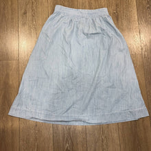 Load image into Gallery viewer, Size 2 Madewell Indigo Side Button Chambray Button Down Skirt