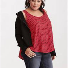 Load image into Gallery viewer, Size 0X Torrid Red ARROW PRINT GEORGETTE POCKET TANK TOP