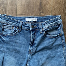 Load image into Gallery viewer, Size 5 KanCan Loveland Mid Rise Distressed Fray Hem Skinny Cropped Ankle Jeans