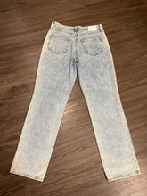 Load image into Gallery viewer, Size 27 Paige Noella Jeans
