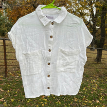 Load image into Gallery viewer, Medium SO Cotton Gauze Short Sleeve Button Front Shirt
