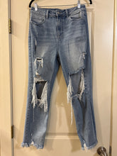 Load image into Gallery viewer, Size 9 Cello High Waisted Distressed Raw Hem Jeans
