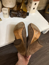 Load image into Gallery viewer, 8.5 Antonio Melani Suede Booties
