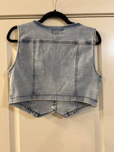 Load image into Gallery viewer, Medium Refuge NWT Denim Button Front Vest
