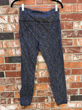 Load image into Gallery viewer, Medium Athleta Black &amp; White Speckled Leggings
