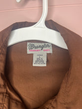 Load image into Gallery viewer, Large Wrangler Women’s Brown Western Pearl Snap Button Up Shirt
