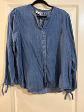 Load image into Gallery viewer, Large Madewell Chambray Top
