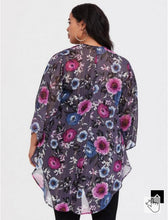 Load image into Gallery viewer, 5/6X Torrid Floral Metallic Plus Size Chiffon Shirttail Kimono
