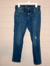 Load image into Gallery viewer, Size 8 KUT From The Kloth Distressed Denim Jeans
