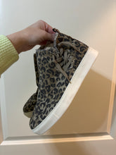 Load image into Gallery viewer, Size 9 Very G Leopard High Top Sneakers
