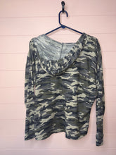 Load image into Gallery viewer, Large Maurices Camo Print Waffle Knit Hoodie
