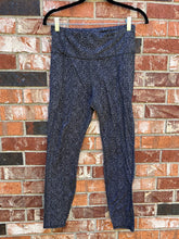 Load image into Gallery viewer, Medium Athleta Black &amp; White Speckled Leggings
