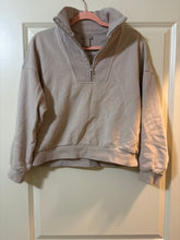 Load image into Gallery viewer, Small H&amp;M Tan Pullover
