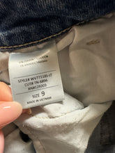 Load image into Gallery viewer, Size 9 Cello High Waisted Distressed Raw Hem Jeans

