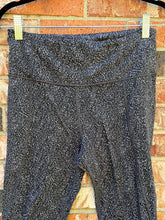 Load image into Gallery viewer, Medium Athleta Black &amp; White Speckled Leggings
