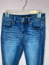 Load image into Gallery viewer, Size 27 Indigo Rein Distressed Medium Wash Cropped Jeans
