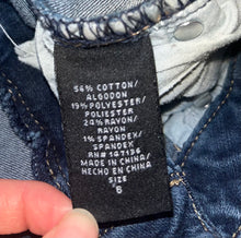 Load image into Gallery viewer, Size 6 1822 Denim Raw Hem Jeans
