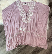 Load image into Gallery viewer, Large Gianni Bini Purple white Embroidered Tassel Tunic Top
