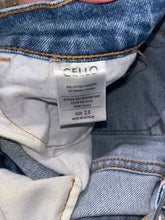Load image into Gallery viewer, Size 13 Cello Distressed Mom Jeams
