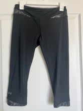 Load image into Gallery viewer, Under Armour Medium Fitted Cropped Black Leggings
