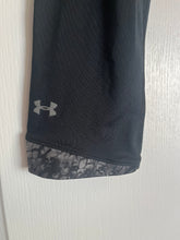 Load image into Gallery viewer, Under Armour Medium Fitted Cropped Black Leggings
