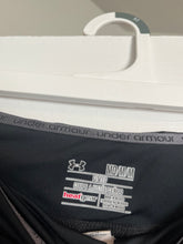 Load image into Gallery viewer, Under Armour Medium Fitted Cropped Black Leggings
