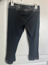 Load image into Gallery viewer, Under Armour Medium Fitted Cropped Black Leggings
