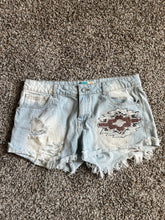 Load image into Gallery viewer, Size 11 Cali 1850 Light Wash Boho Western Embroidered Denim Shorts
