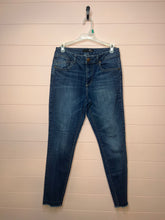 Load image into Gallery viewer, Size 6 1822 Denim Raw Hem Jeans

