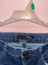 Load image into Gallery viewer, Size 6 1822 Denim Raw Hem Jeans
