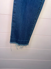 Load image into Gallery viewer, Size 6 1822 Denim Raw Hem Jeans
