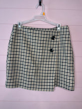Load image into Gallery viewer, Size 8 H&amp;M Plaid Printed Mini Skirt
