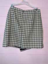 Load image into Gallery viewer, Size 8 H&amp;M Plaid Printed Mini Skirt
