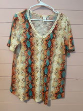 Load image into Gallery viewer, Medium Bibi Western Colorful Snake Print Knit Short Sleeve V-Neck T-Shirt

