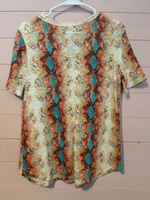 Load image into Gallery viewer, Medium Bibi Western Colorful Snake Print Knit Short Sleeve V-Neck T-Shirt
