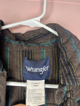 Load image into Gallery viewer, Medium Men’s Wrangler Pearl Snap Shirt
