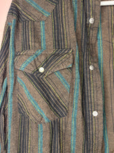 Load image into Gallery viewer, Medium Men’s Wrangler Pearl Snap Shirt
