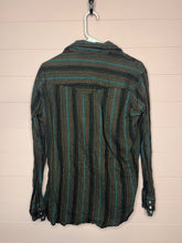 Load image into Gallery viewer, Medium Men’s Wrangler Pearl Snap Shirt

