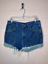 Load image into Gallery viewer, W33 Wrangler Plus Size Cut Off Denim Shorts
