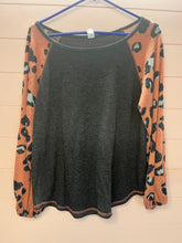Load image into Gallery viewer, Medium Leopard Print Shirt

