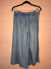 Load image into Gallery viewer, Medium Anthropologie Holding Horses Chambray Wide Leg Cropped Pants
